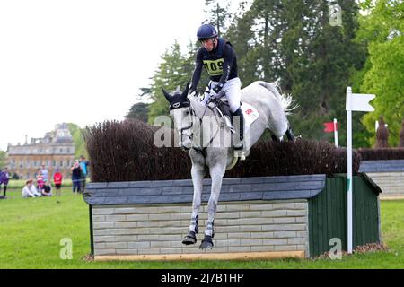 BADMINTON, Großbritannien, MAI 7. Oliver Townend reitet Ballaghmor-Klasse während des Cross Country Events bei Badminton Horse Trials, Badminton House, Badminton am Samstag, 7.. Mai 2022. (Kredit: Jon Bromley | MI News) Stockfoto