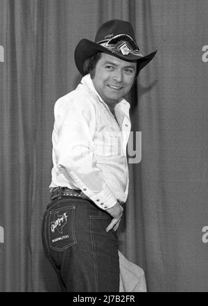 **DATEI FOTO** Mickey Gilley ist verstorben. Mickey Gilley um die 1980er Jahre Credit: Ralph Dominguez/MediaPunch Stockfoto