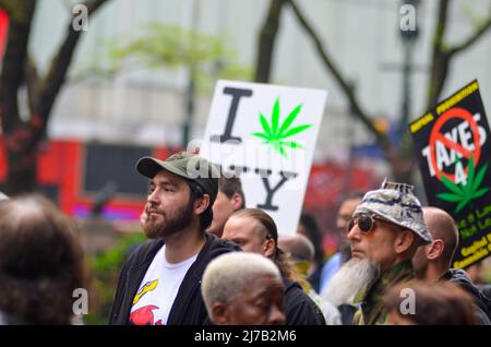 Aktivisten wurden mit Plakaten während der jährlichen Cannabis Parade durch den Broadway in New York City am 4. Mai 2019 gesehen. Stockfoto