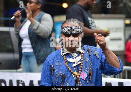 Aktivist wird während der jährlichen Cannabis Parade durch den Broadway in New York City am 4. Mai 2019 tanzen sehen. Stockfoto