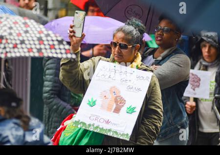 Während der jährlichen Cannabis Parade durch den Broadway in New York City am 4. Mai 2019 wird ein Aktivist mit einem Pro-Weed-Schild gesehen. Stockfoto