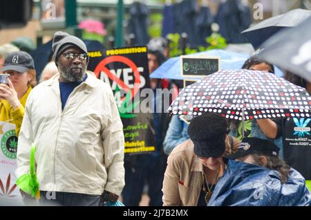 Die Teilnehmer werden bei der jährlichen Cannabis Parade am 4. Mai 2019 von der 32. Street zum Union Square in New York City marschieren sehen. Stockfoto