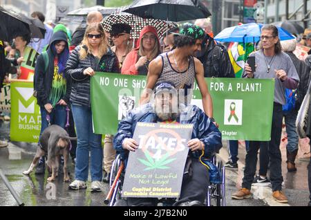 Regen konnte die Teilnehmer während der jährlichen Cannabis Parade am Mai nicht davon abhalten, von der 32. Street zum Union Square in New York City durch den Broadway zu marschieren Stockfoto