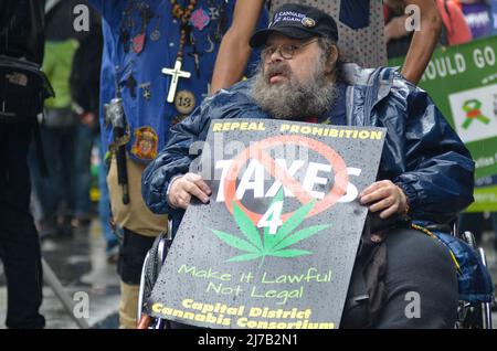 Während der jährlichen Cannabis Parade durch den Broadway in New York City am 4. Mai 2019 wird ein Aktivist mit einem Pro-Weed-Schild gesehen. Stockfoto