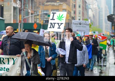 Die Teilnehmer werden bei der jährlichen Cannabis Parade am 4. Mai 2019 von der 32. Street zum Union Square in New York City marschieren sehen. Stockfoto