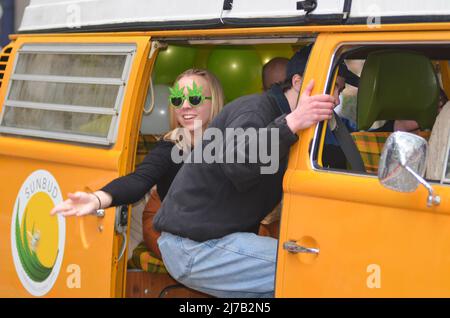 Die Teilnehmer verteilten Marijuane-Produkte an Menschen während der jährlichen Cannabis Parade am 4. Mai 2019. Stockfoto