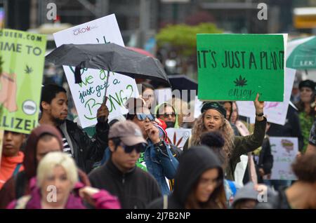 Die Demonstranten halten bei der jährlichen Cannabis Parade, die am 4. Mai 2019 zum Union Square in New York City marschiert, Schilder ab. Stockfoto