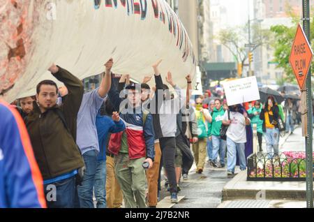 Während des jährlichen Cannabis Par werden die Teilnehmer gesehen, wie sie mit einem riesigen stumpf durch den Broadway von der 32. Street zum Union Square in New York City marschieren Stockfoto