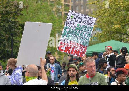 Die Demonstranten halten bei der jährlichen Cannabis Parade, die am 4. Mai 2019 zum Union Square in New York City marschiert, Schilder ab. Stockfoto