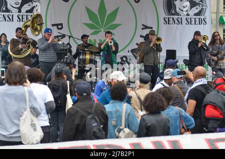 Hunderte versammelten sich auf dem Union Square in New York City zur jährlichen Cannabis Parade, um die Cannabiskultur durch verschiedene Ty zu fördern, zu erziehen und zu fördern Stockfoto