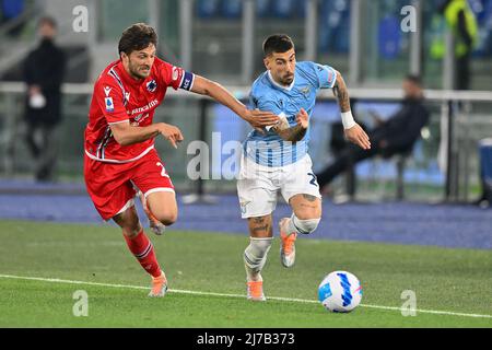 Rom, Italien, 7. Mai 2022 Bartosz Bereszynski von UC Sampdoria und Mattia Zaccagni von SS Lazio bei der Lazio vs Sampdoria Serie A League 2021-2022 Fußballspiel Credit:Roberto Ramaccia/Alamy Live News Stockfoto