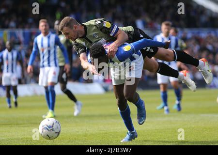 HARTLEPOOL, GROSSBRITANNIEN. MAI 7. Timi Odusina von Hartlepool United im Einsatz mit Tommy Smith von Colchester während des Sky Bet League 2-Spiels zwischen Hartlepool United und Colchester United am Samstag, den 7.. Mai 2022 im Victoria Park, Hartlepool. (Kredit: Mark Fletcher | MI News) Kredit: MI Nachrichten & Sport /Alamy Live News Stockfoto