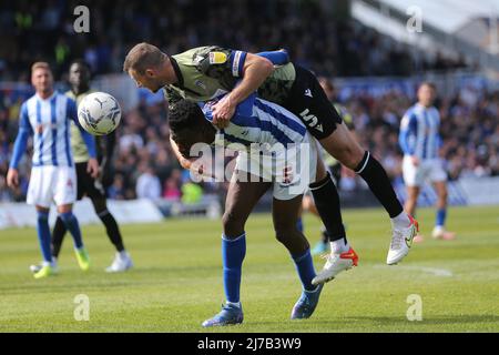 HARTLEPOOL, GROSSBRITANNIEN. MAI 7. Timi Odusina von Hartlepool United im Einsatz mit Tommy Smith von Colchester während des Sky Bet League 2-Spiels zwischen Hartlepool United und Colchester United am Samstag, den 7.. Mai 2022 im Victoria Park, Hartlepool. (Kredit: Mark Fletcher | MI News) Kredit: MI Nachrichten & Sport /Alamy Live News Stockfoto