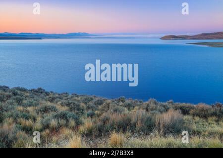 Frühmorgens auf dem Canyon Ferry Lake in der Nähe von winston, montana Stockfoto