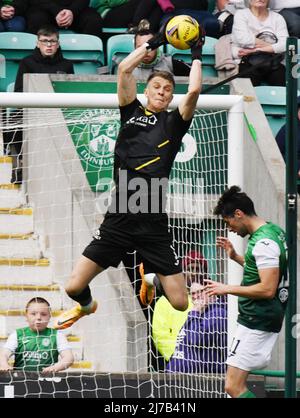 Easter Road Stadium, Edinburgh.Schottland Großbritannien. 7. Mai 22 Hibernian gegen Aberdeen Cinch Premiership Match Hibs' Torwart, Matt Macey, . Kredit: eric mccowat/Alamy Live Nachrichten Stockfoto