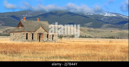 Panorama eines alten Steinhauses unter den elkhorn Bergen in winston, montana Stockfoto