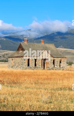 Altes Steinhaus unter den elkhorn Bergen in winston, montana Stockfoto
