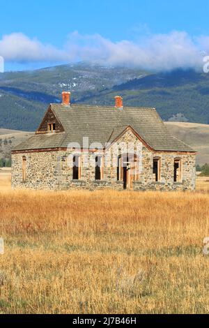 Altes Steinhaus unter den elkhorn Bergen in winston, montana Stockfoto