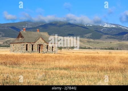 Altes Steinhaus unter den elkhorn Bergen in winston, montana Stockfoto