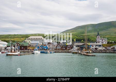 Husavik Island - Juli 15. 2021: Walbeobachtungsboote im Hafen von Husavik in Nordisland Stockfoto