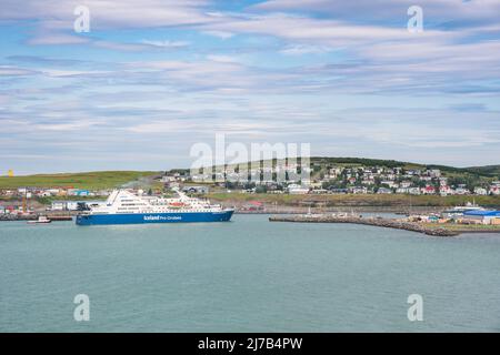 Husavik Island - Juli 15. 2021: Das Schiff Ocean Diamond fährt in den Hafen der Stadt Husavik ein Stockfoto