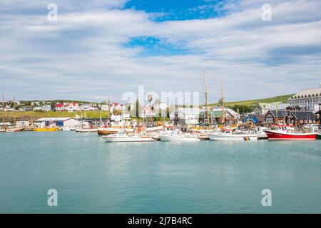 Husavik Island - Juli 15. 2021: Boote im Hafen von Husavik in Nordisland Stockfoto