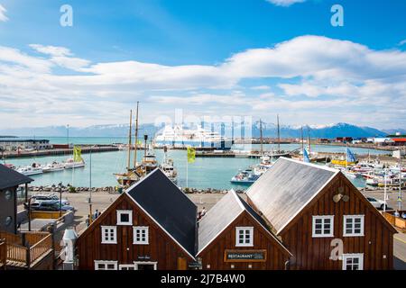 Husavik Island - Juli 15. 2021: Blick über den Hafen von Husavik im Norden Islands Stockfoto