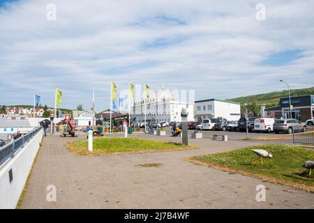 Husavik Island - Juli 15. 2021: Stadtzentrum der Stadt Husavik im Norden Islands Stockfoto