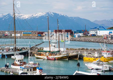 Husavik Island - Juli 15. 2021: Blick über den Hafen von Husavik im Norden Islands Stockfoto