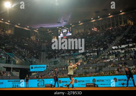 Madrid, Spanien. 08.. Mai 2022. Madrid, . 08. Mai 2022: STEFANOS TSITSIPAS (GRE) gibt den Ball an Alexander Zverev (GER) am 10. Tag der Madrid Open 2022 zurück. Quelle: Matthias Oesterle/Alamy Live News Stockfoto