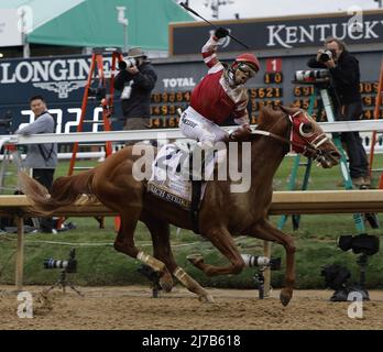 Louisville, Usa. 07.. Mai 2022. Rich Strike, geritten von Sonny Leon, gewinnt das Kentucky Derby bei Churchill Downs in Louisville, Kentucky am Freitag, 6.. Mai 2022 Foto von Mark Abraham/UPI Kredit: UPI/Alamy Live News Stockfoto