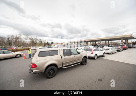 Bellingham, WA, USA - Freitag, 1.. April 2022: Autos standen an einer Costco-Gasbar an, nachdem die Gaspreise um zehn Cent pro Gallone gesenkt wurden. Stockfoto