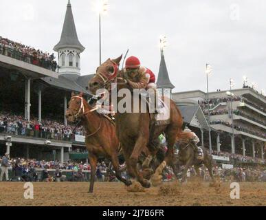 Louisville, Usa. 07.. Mai 2022. Rich Strike, geritten von Sonny Leon, gewinnt am 7. Mai 2022 das Kentucky Derby bei Churchill Downs in Louisville, Kentucky. Foto von Mark Abraham/UPI Credit: UPI/Alamy Live News Stockfoto