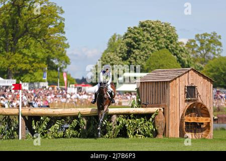 BADMINTON, Großbritannien, MAI 7. Tom McEwen reitet Toledo de Kerser während des Cross Country Events bei Badminton Horse Trials, Badminton House, Badminton am Samstag, 7.. Mai 2022. (Kredit: Jon Bromley | MI News) Kredit: MI Nachrichten & Sport /Alamy Live News Stockfoto