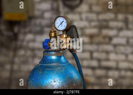 Nahaufnahme von Gasflaschen in einer verlassenen industriellen Produktionswerkstatt Stockfoto