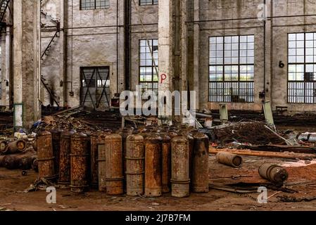 Nahaufnahme von Gasflaschen in einer verlassenen industriellen Produktionswerkstatt Stockfoto