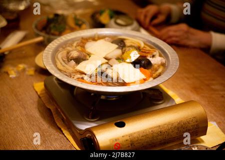 Hotpot-Suppe und Muschelfisch in Japan Stockfoto