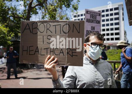 Ein Protestler hält während der Demonstration ein Plakat mit der Aufschrift „Abtreibung ist Gesundheitsversorgung“. SF verteidigt den Protest von Roe gegen Wade in den Powell Streets und der Market Street in San Francisco und fordert, das Recht auf Abtreibung zu wahren. Die Teilnehmer glauben, dass der Oberste Gerichtshof der USA den Frauen und all jenen, die Abtreibungen anstreben, den Krieg erklärt hat. (Foto von Michael Ho Wai Lee / SOPA Images/Sipa USA) Stockfoto