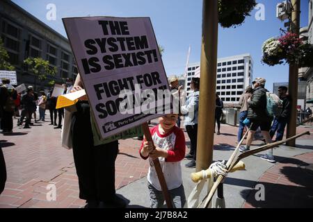 Ein Kind hält ein Plakat mit der Aufschrift „Kampf für den Sozialismus!“ Während der Vorführung. SF verteidigt den Protest von Roe gegen Wade in den Powell Streets und der Market Street in San Francisco und fordert, das Recht auf Abtreibung zu wahren. Die Teilnehmer glauben, dass der Oberste Gerichtshof der USA den Frauen und all jenen, die Abtreibungen anstreben, den Krieg erklärt hat. Stockfoto