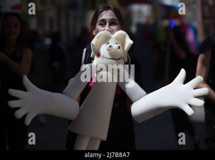 Eine Protesterin wird bei einer Demonstration zur Unterstützung von „La Casa Invisible“ in der Innenstadt mit einer Marionette gesehen. Die Bewohner des 'Unsichtbaren Hauses', eines seit 2007 besetzten sozialen und kulturellen Zentrums, stehen kurz vor der Räumung nach einem langen Konflikt mit dem Rathaus von Malaga. Das "unsichtbare Haus" wurde in der Innenstadt von Malaga als soziales, kulturelles und alternatives Zentrum von lokalen Künstlern gegründet. Stockfoto