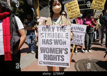 Ein Protestler hält während der Demonstration ein Plakat mit der Aufschrift: „Nur der Kampf hat Frauenrechte gewonnen“. SF verteidigt den Protest von Roe gegen Wade in den Powell Streets und der Market Street in San Francisco und fordert, das Recht auf Abtreibung zu wahren. Die Teilnehmer glauben, dass der Oberste Gerichtshof der USA den Frauen und all jenen, die Abtreibungen anstreben, den Krieg erklärt hat. Stockfoto