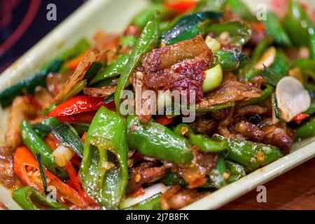 Ein köstliches chinesisches Hunan-Gericht, gebratenes Schweinefleisch mit Chili Stockfoto