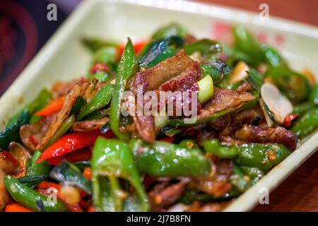 Ein köstliches chinesisches Hunan-Gericht, gebratenes Schweinefleisch mit Chili Stockfoto