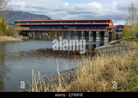 Die Cedar Street Bridge über Sand Creek im malerischen Sandpoint, Idaho. Stockfoto