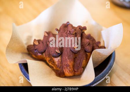 Ein köstliches Stück Schokoladenbrot, ein schmutziges Brötchen Stockfoto