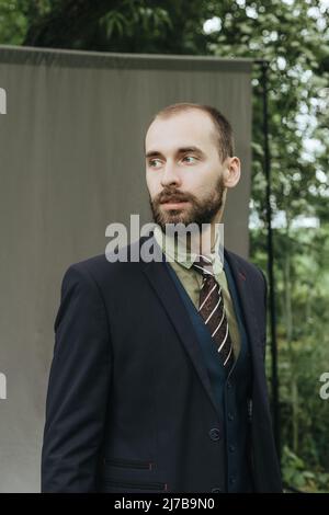 Bärtiger Mann in einer klassischen Suite, hübsch Stockfoto