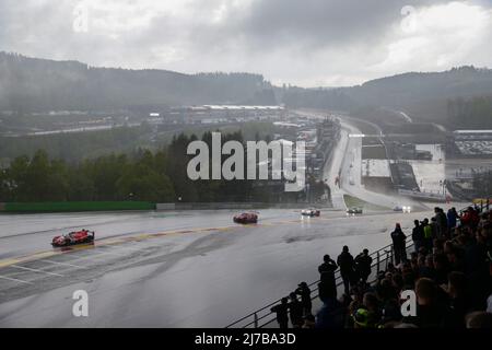 (220508) -- STAVELOT, 8. Mai 2022 (Xinhua) -- Sean Gelael, Robin Frijns und Rene Rast von der WRT fahren während der 6 Stunden von Spa-Francorchamps, dem zweiten Lauf der FIA-Langstrecken-Weltmeisterschaft 2022 (WEC) auf dem Circuit de Spa-Francorchamps in Stavelot in Belgien, 7. Mai 2022, die Orica 07 Gibson (1. L) der Klasse LMP2. (Xinhua/Zheng Huansong) Stockfoto