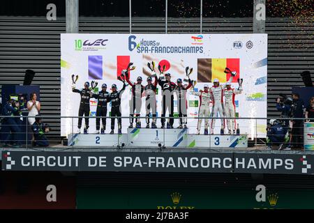 (220508) -- STAVELOT, 8. Mai 2022 (Xinhua) -- Die Teammitglieder von Toyota Gazoo Racing (C), Alpine Elf (L) und WRT posieren für ein Foto während der Podiumsplatzierung der 6 Stunden von Spa-Francorchamps, dem zweiten Lauf der FIA-Langstrecken-Weltmeisterschaft 2022 (WEC) auf dem Circuit de Spa-Francorchamps in Stavelot in Belgien, 7. Mai 2022. (Xinhua/Zheng Huansong) Stockfoto