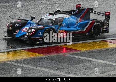 (220508) -- STAVELOT, 8. Mai 2022 (Xinhua) -- Andre Negrao, Nicolas Lapierre, Matthieu Vaxiviere vom Alpine Elf Team fahren die Alpine A480 - Gibson der Hypercar-Klasse während der 6 Stunden von Spa-Francorchamps, dem zweiten Lauf der FIA-Langstrecken-Weltmeisterschaft 2022 (WEC) auf dem Circuit de Spa-Francorchamps in Stavelot in Belgien, 7. Mai 2022. (Xinhua/Zheng Huansong) Stockfoto