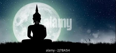 Silhouette von Buddha, der bei Nacht Vollmondlicht vermittelt. Tag von Magha Puja, Asanha Puja und Visakha Puja. Buddhistisches Feiertagskonzept. Stockfoto